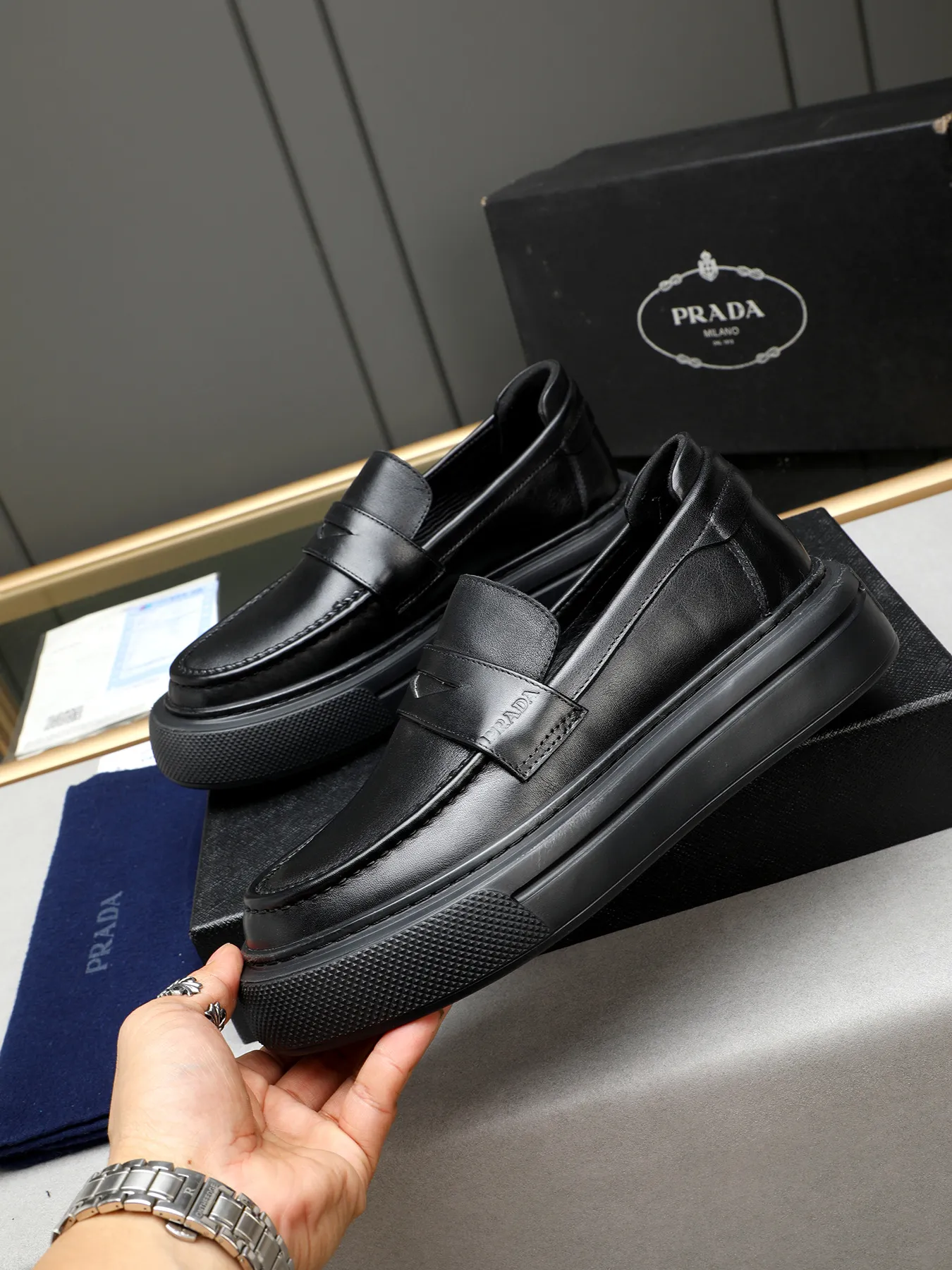 Men's Men's Shoes 💰500 Prada/Prada Men's new casual shoes, this upper is made of imported calfskin + sheep lining! The outsole is made of non-slip foam outsole, which feels good on your feet and is a fashionable and stylish item!  Size: 38-44 (45 customized)